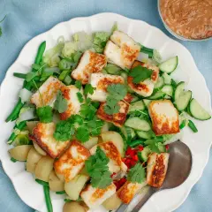 En härlig gado gado-inspirerad sallad med stekt halloumi, potatis, gröna bönor, gurka och en krämig jordnötsdressing.