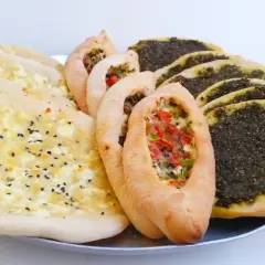 En bricka med manakish: ost med svarta sesamfrön, grönsaksfyllda och med za'atar. Perfekt för ett snabbt manakish recept!