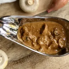 Krämig champinjonsås i serveringskanna, redo att serveras till din middag. Ett enkelt champinjonsås recept som lyfter vilken rätt som helst.