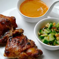Krispigt, glansigt sticky chicken serveras med en krämig sås och en fräsch gurksallad.