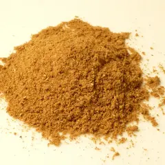 En hög med finmalet, brunt kryddpulver. Detta är en bild som visar vad som kan finnas i garam masala, en populär indisk kryddblandning.