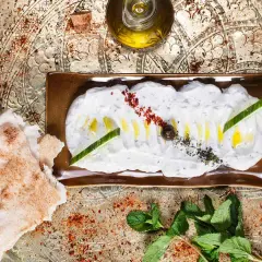 Krämig labneh med gurka, oliv och mynta. Ett enkelt labneh recept som passar perfekt med pitabröd.
