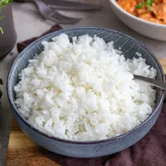 En skål med fluffigt, ris som inte klibbar. Perfekt tillbehör till en god måltid.