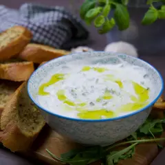 En krämig tzatziki, perfekt för att dippa rostat bröd. Zeinas recept på tzatziki är en favorit!