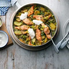 En härlig ugnsbakad lax med potatis och purjolök, perfekt för ett enkelt lax recept. Serveras med en klick gräddfil.