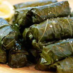 En hög med sarma, vindruveblad fyllda med ris och kryddor, serveras med en citronklyfta. Ett utsökt sarma recept!