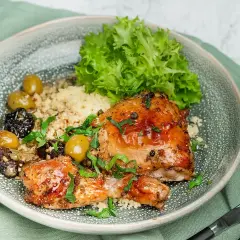 En härlig tallrik med kyckling, couscous, oliver och sallad. Ett perfekt medelhavskost recept kyckling för en smakrik måltid.