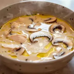 Enkel kycklingsoppa med svamp, ångande varm i en skål. Perfekt för en kall dag.