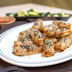 Krispiga vårrullar med sesamfrön, redo att serveras med dippsås. Ett perfekt vårrullar recept för alla tillfällen.