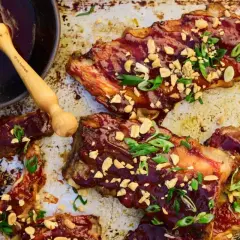 Glacerade revbensspjäll med jordnötter och salladslök, redo för grillen. Ett perfekt grill recept för sommaren!