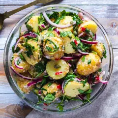 En härlig potatissallad med rödlök och örter, perfekt som tillbehör eller som ett lättare potatis recept.