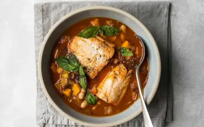 En mustig fisksoppa med kolja, bönor och grönsaker. Ett härligt kolja recept för en kall dag.
