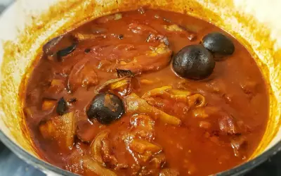 En gryta med khoresh bademjan, en mustig persisk auberginegryta med kött och torkade limer.