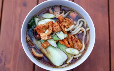 En skål med ramen, med nudlar, kyckling, pak choi, svamp och salladslök. Ett perfekt ramen recept för en kall dag.