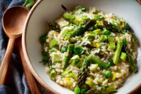 Krämig risotto med sparris och gröna ärtor, perfekt för ett lätt lunchrecept.