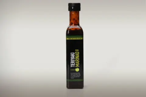 Flaska med teriyaki marinad, perfekt för att skapa asiatiska smaker i köket.