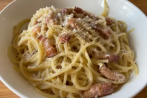 En krämig carbonara ramen med spaghetti, bacon och parmesan. En härlig fusionrätt!