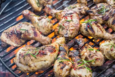 Grilla kyckling på gasolgrill. Perfekt temperatur ger gyllene, saftiga bitar med rosmarin och peppar.