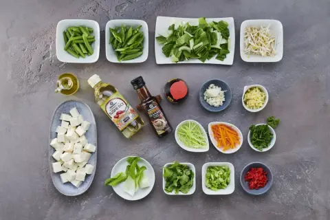 Förberedelser för en smakrik wok med tofu, grönsaker, risvinäger och sesamolja.