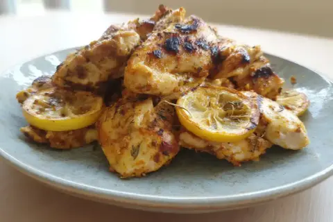 Grillad kyckling med citron och örter, perfekt för ett enkelt kycklingkrydda recept.