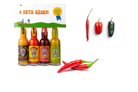 Fyra ekologiska chilisåser med olika styrka, från mild till het. Flera sorters chili, inklusive habanero och scorpion, visar upp deras potential på scoville-skalan.