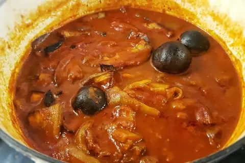 En gryta med khoresh bademjan, en mustig persisk auberginegryta med kött och torkade limer.