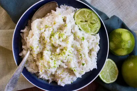 En skål med krämigt ris, strött med limezest. Enkel, men läcker, som en snabb nasi lemak.