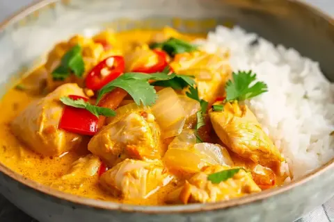 Enkel kyckling curry med ris, röd chili och koriander. Ett perfekt kyckling recept enkelt för en snabb middag.