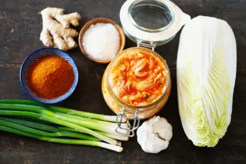 Ingredienser för kimchi sås: kinakål, ingefära, vitlök, salladslök, chilipulver och salt.