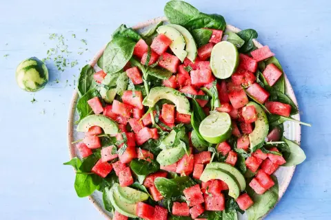 En uppfriskande vattenmelon sallad med avokado, spenat och lime. Perfekt för en varm sommardag!
