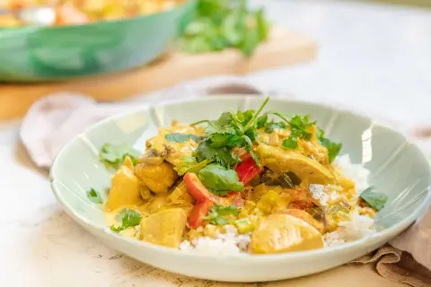 En krämig kyckling curry med ris, toppad med färsk koriander. En härlig och smakrik rätt som passar perfekt för en mysig middag.
