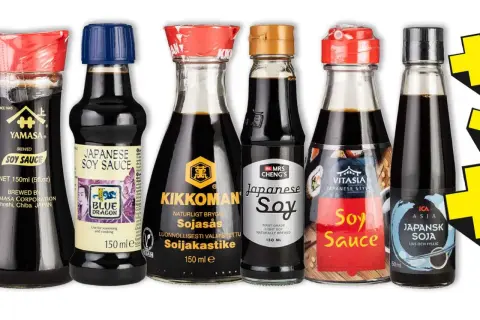 Flera flaskor med japansk eller kinesisk soja, inklusive märken som Yamasa, Kikkoman och ICA.