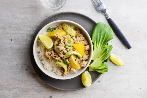 En smakrik thaigryta med kyckling, serverad med ris, limeklyftor och pak choi. En perfekt middag!