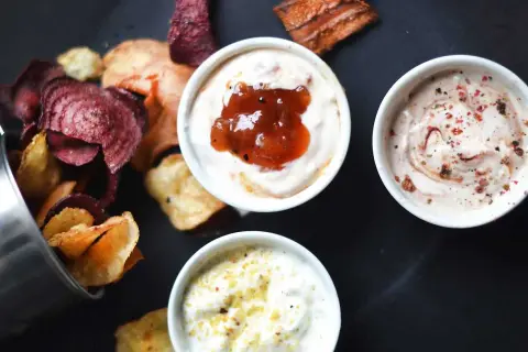 Tre olika dippar med grönsakschips. Ett perfekt dipp recept för fredagsmyset!