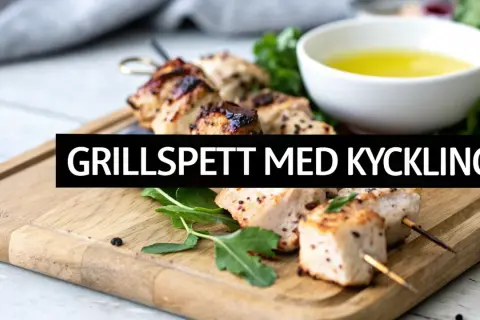 Grillspett med kyckling, saftiga och perfekt grillade, serveras på en träbricka med en skål med olja. En smak av grekiska kycklingspett!