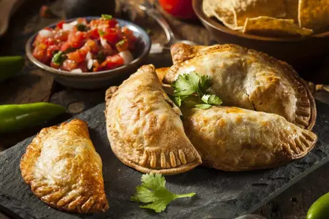 Gyldene empanadas, redo att avnjutas med salsa och tortillachips. Ett perfekt empanadas recept för alla tillfällen.