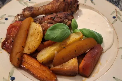 Ugnsrostade kycklingben med rotfrukter och en krämig sås. Perfekt marinad till kycklingbenen ger dem extra smak.