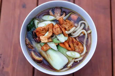 En skål med ramen, med nudlar, kyckling, pak choi, svamp och salladslök. Ett perfekt ramen recept för en kall dag.
