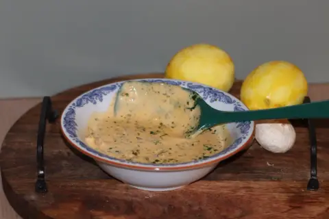 Krämig yoghurtsås till lamm, med citron och vitlök som tillbehör.