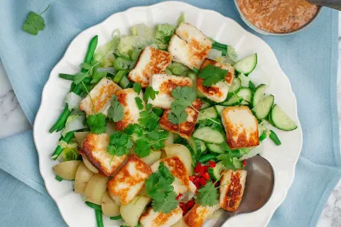 En härlig gado gado-inspirerad sallad med stekt halloumi, potatis, gröna bönor, gurka och en krämig jordnötsdressing.