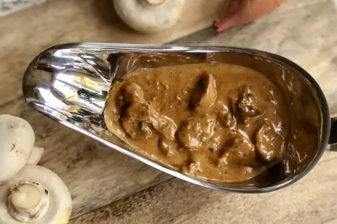 Krämig champinjonsås i serveringskanna, redo att serveras till din middag. Ett enkelt champinjonsås recept som lyfter vilken rätt som helst.