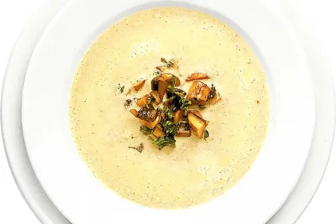Krämig champinjonsoppa med toppning av svamp och örter. Ett perfekt champinjonsoppa recept för en mysig kväll.