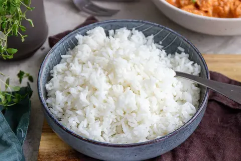 En skål med fluffigt, ris som inte klibbar. Perfekt tillbehör till en god måltid.