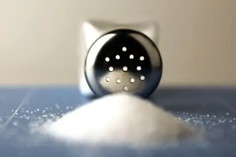 En saltkvarn med en hög av salt framför. Kanske dags att neutralisera saltet i maten?