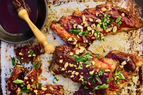 Glacerade revbensspjäll med jordnötter och salladslök, redo för grillen. Ett perfekt grill recept för sommaren!