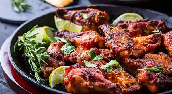 Saftiga piri piri kycklingvingar serverade med lime och rosmarin. En härlig rätt som passar perfekt till middagen.