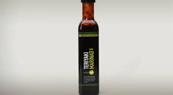 Flaska med teriyaki marinad, perfekt för att skapa asiatiska smaker i köket.
