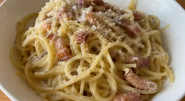 En krämig carbonara ramen med spaghetti, bacon och parmesan. En härlig fusionrätt!