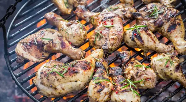 Grilla kyckling på gasolgrill. Perfekt temperatur ger gyllene, saftiga bitar med rosmarin och peppar.