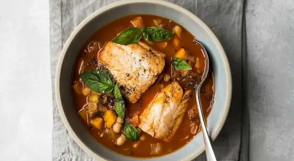 En mustig fisksoppa med kolja, bönor och grönsaker. Ett härligt kolja recept för en kall dag.